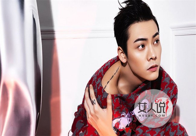 陈伟霆参加婚礼回香港 全家颜值爆表基因太强大