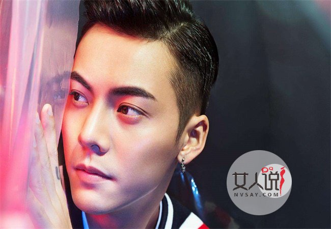 陈伟霆参加婚礼回香港 全家颜值爆表基因太强大