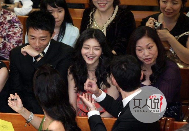 汪小菲为大S庆生 亲吻额头深情对视甜翻单身狗