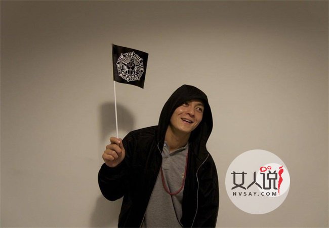 陈冠希带妻女游玩 拍照搞怪变成顾家好男人