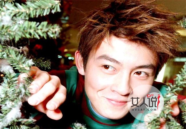 陈冠希带妻女游玩 拍照搞怪变成顾家好男人