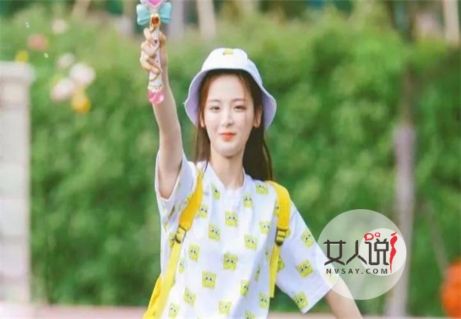 杨超越被骗巴黎看秀 逆风翻盘简直人生赢家