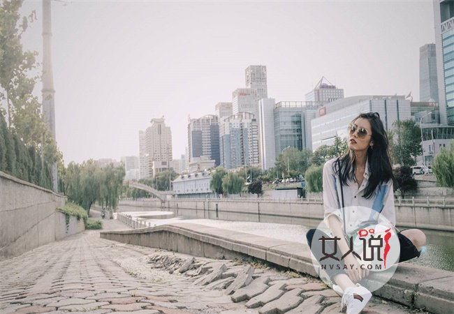 刘雯丸子头清爽减龄 现身机场毫无偶像包袱