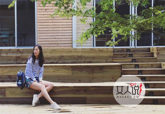 刘雯丸子头清爽减龄 现身机场毫无偶像包袱