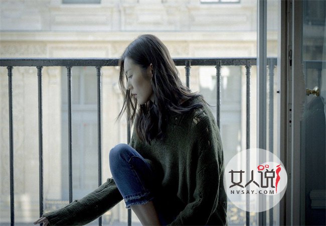 刘雯丸子头清爽减龄 现身机场毫无偶像包袱