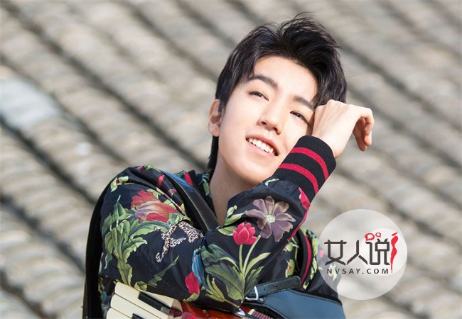 王俊凯班主任在你就眨眨眼 一本正经自己都感到心虚