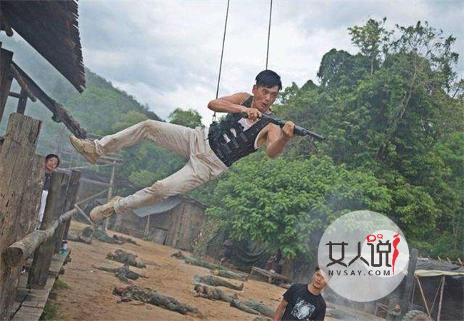 周润发夫妇搭地铁 粉丝近距离接触幸福到晕厥