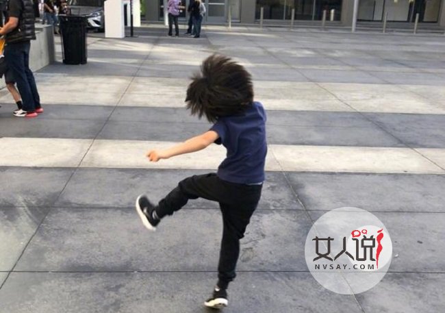 邓超晒儿子甩头照 儿子长相惊坏网友