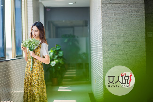 公交车上 女友的呻吟让司机无心开车