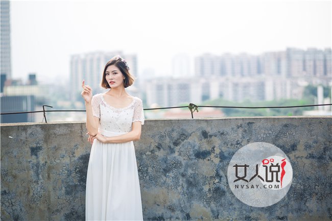 美女老师的开放人生 实验室里的大声淫叫勾引着年少的我