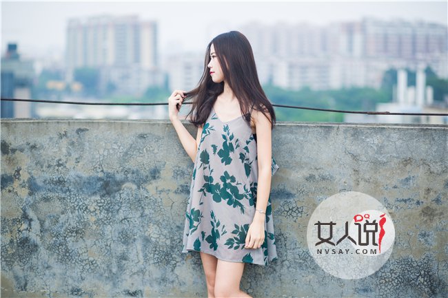 丁字裤的诱惑 我忘情的挑逗着她的私处