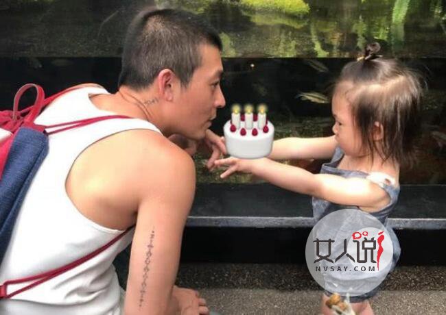 秦舒培晒全家福 陈冠希笑得满脸皱纹溢满幸福