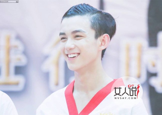 吴磊会照顾人 从小透露出来的绅士风度