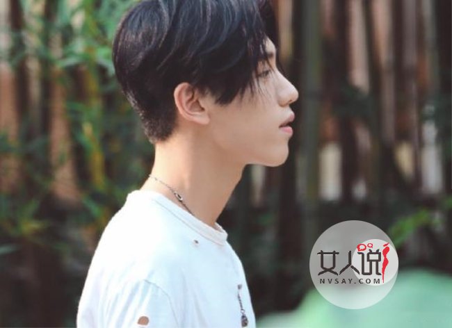 王子异带项链方式 项链穿过衣服洞惊到网友