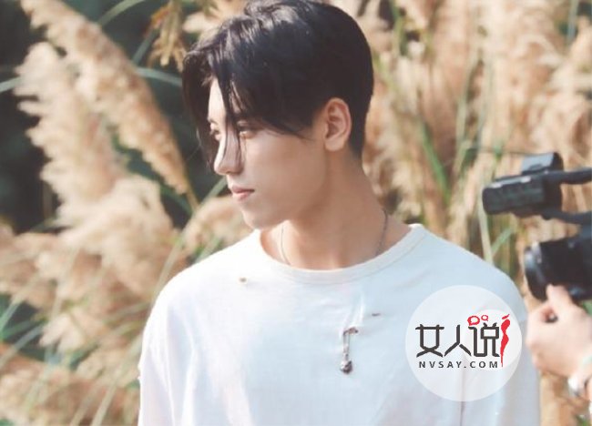 王子异带项链方式 项链穿过衣服洞惊到网友