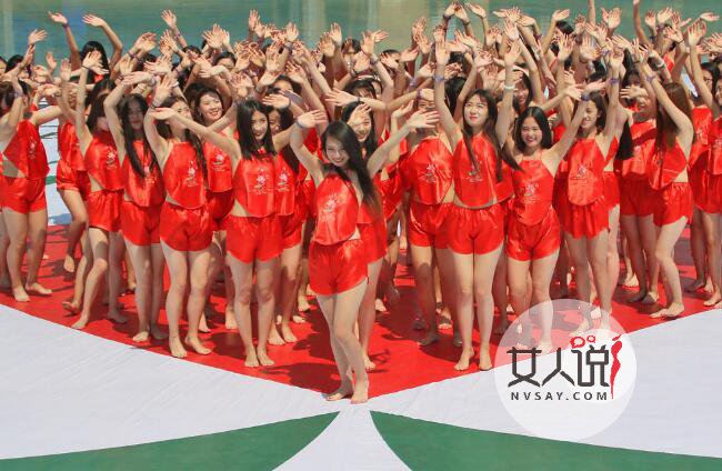 数百女网红穿红肚兜巡游 美女真空上阵让人把持不住