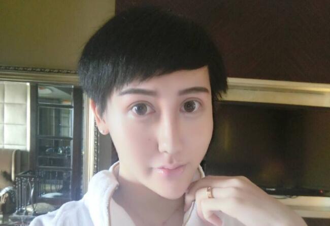 蛇精男称未整容 刘梓晨力证自己纯天然当众验脸