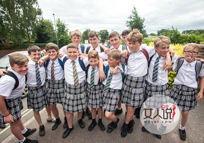 英男生穿裙子上学 背后原因曝光令人傻眼