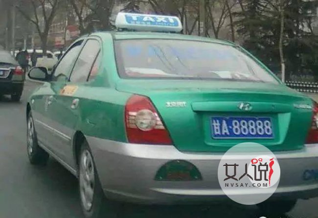 一分钱没花摇到5个8车牌 喜从天降摇到吉利数字引旁人羡慕