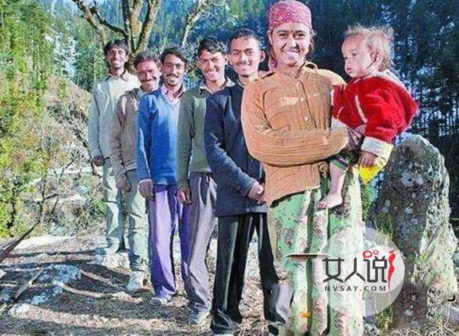 21岁少女拥5个丈夫 少女左拥右抱与5个丈夫享齐人之福