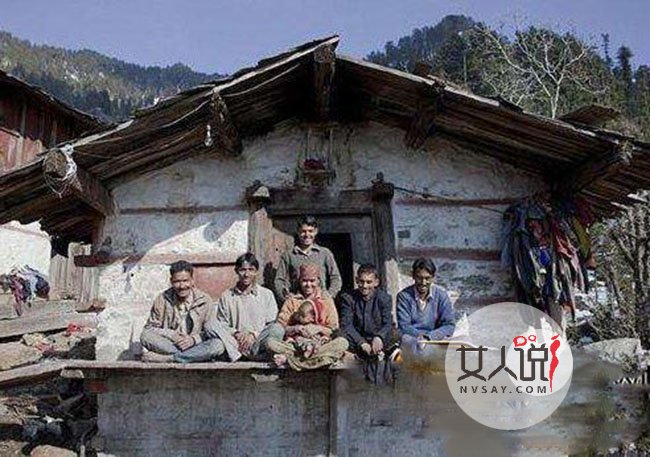 21岁少女拥5个丈夫 少女左拥右抱与5个丈夫享齐人之福