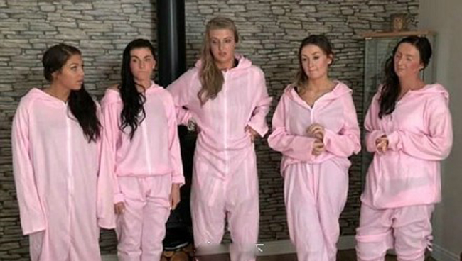 新郎花12万办猪主题婚礼 50头猪在现场疯狂追逐场面十分混乱