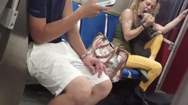 女子狂撕咬宠物狗 揭女子狂撕咬宠物够事件始末令人骇然