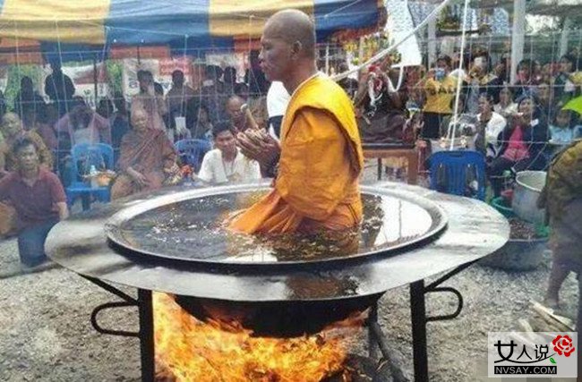 僧人表演下油锅 端坐滚烫油锅中打坐念经安然无恙太神奇