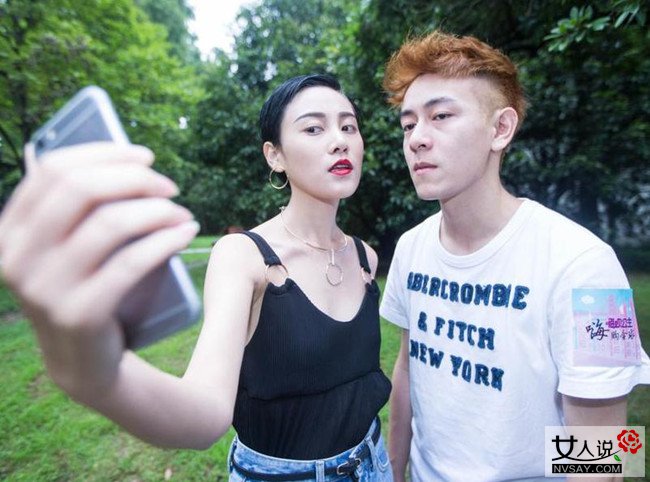 小伙酷似陈冠希 回头率爆表遭女粉丝索要合影捞金无数