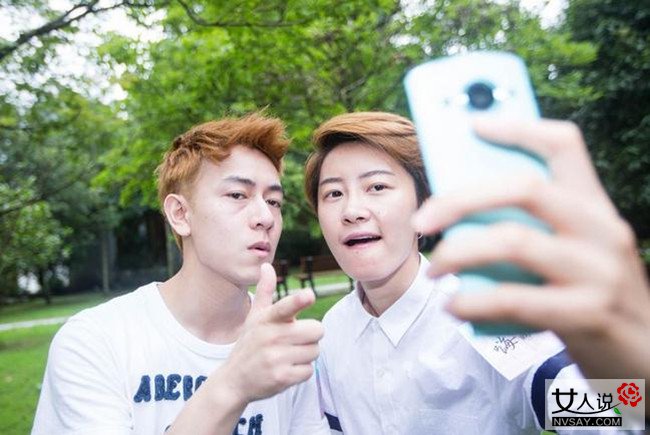 小伙酷似陈冠希 回头率爆表遭女粉丝索要合影捞金无数