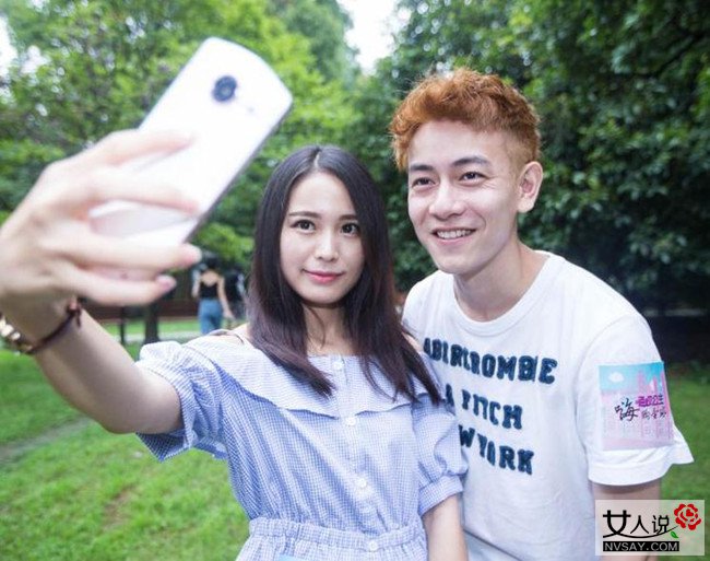 小伙酷似陈冠希 回头率爆表遭女粉丝索要合影捞金无数