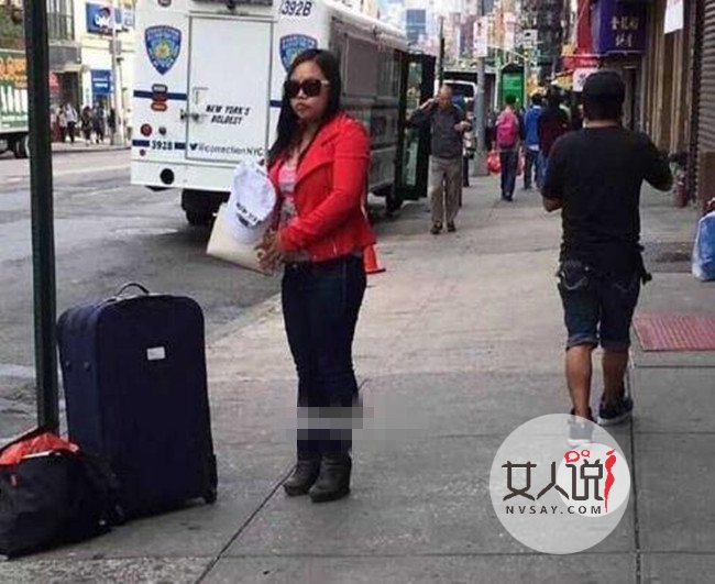 凤姐搬家蹲坐纽约街头 戴墨镜示人身材发福严重不忍直视