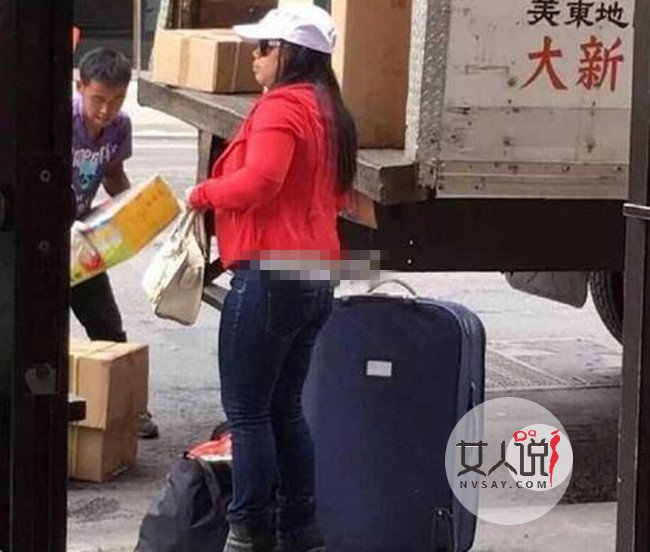 凤姐搬家蹲坐纽约街头 戴墨镜示人身材发福严重不忍直视