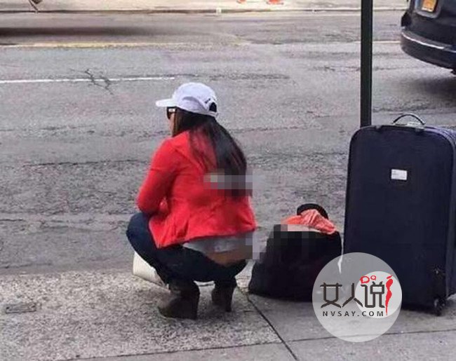 凤姐搬家蹲坐纽约街头 戴墨镜示人身材发福严重不忍直视