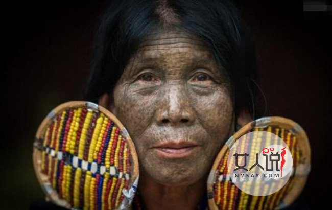 美女化丑妆防性侵 刺纹身扭曲面部变形争相自残荒谬至极