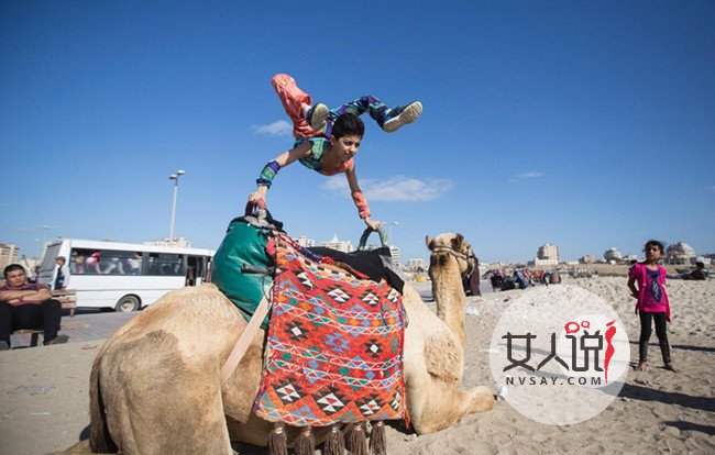 少年全身365度折叠 身体极度柔韧堪比“无骨人”令人称奇