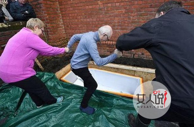 英国一男子棺材内做直播 网友：歪果仁的世界还真是难懂