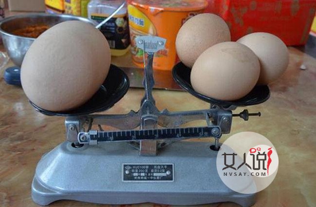 大鸡蛋申请吉尼斯 磕开巨蛋惊现蛋中蛋外加蛋黄令人惊呆