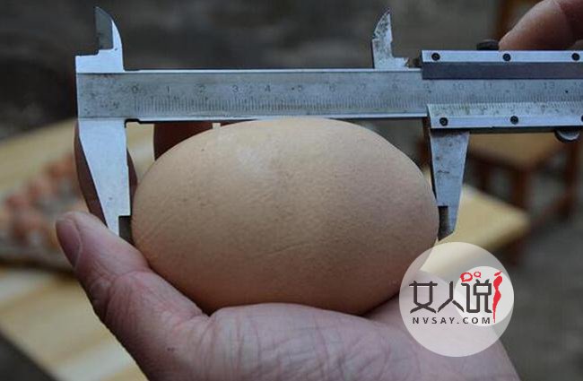 大鸡蛋申请吉尼斯 磕开巨蛋惊现蛋中蛋外加蛋黄令人惊呆