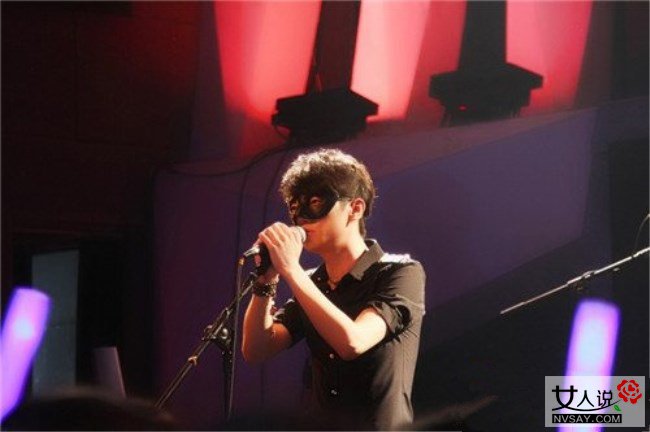 回音哥真面目遭损友曝光 网红歌手面具背后竟似忧郁小王子