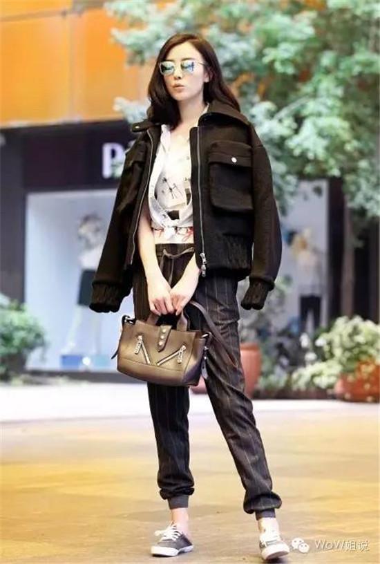 街拍女神宋佳 用短夹克和牛仔裤玩转私服