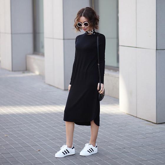 毛衣裙配小白鞋就够了