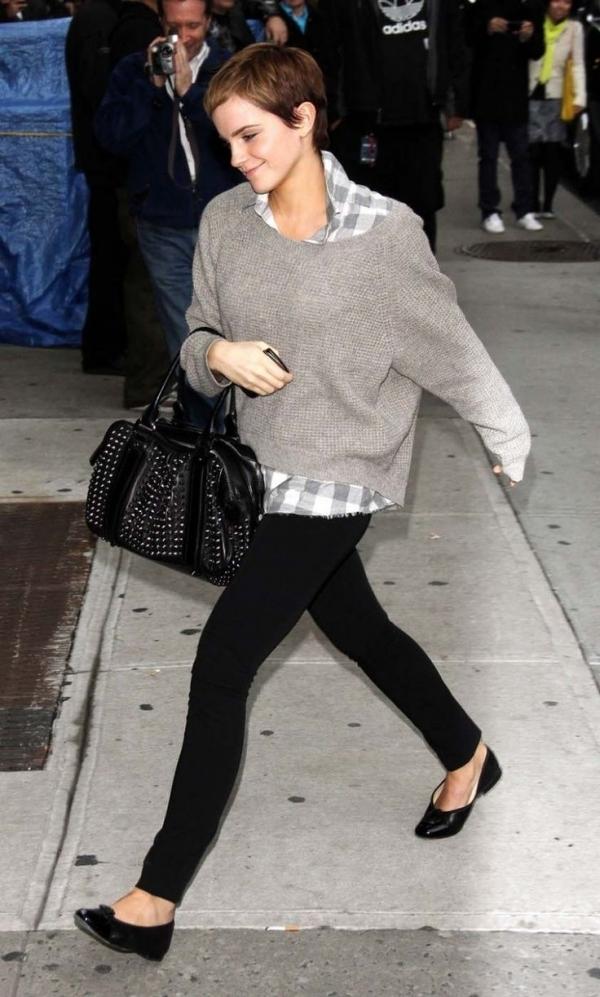 衬衫和套头毛衣叠穿