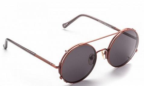 她们机场都是这么凹造型滴！