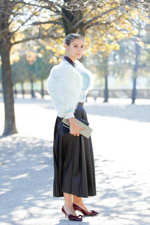 这件涂漆裙配毛衣美翻了