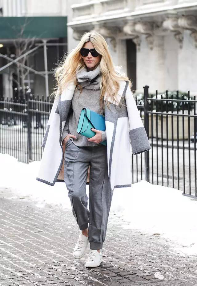大衣要配高领毛衣