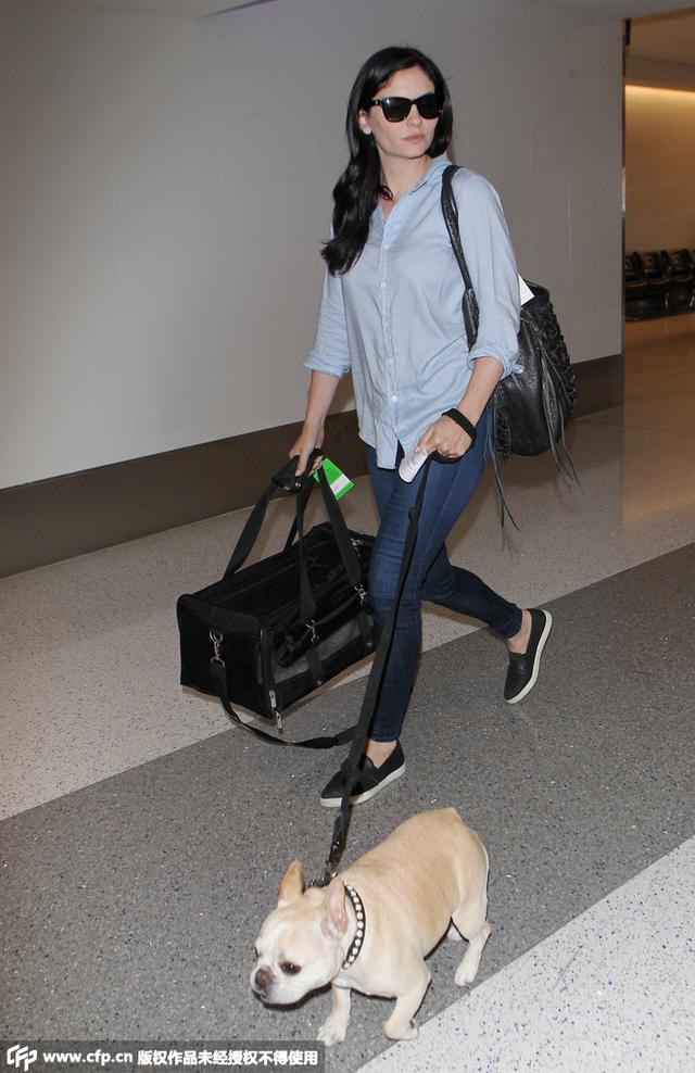 今天穿什么:早秋耍酷新技能 撸起袖子穿衬衫