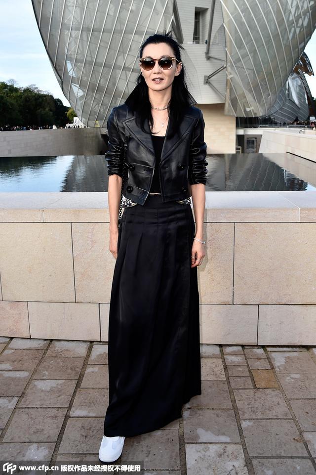 夹克配长裙 教你修炼摇滚范儿