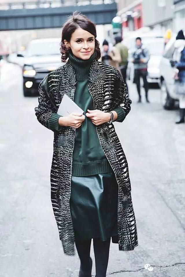 大衣要配高领毛衣