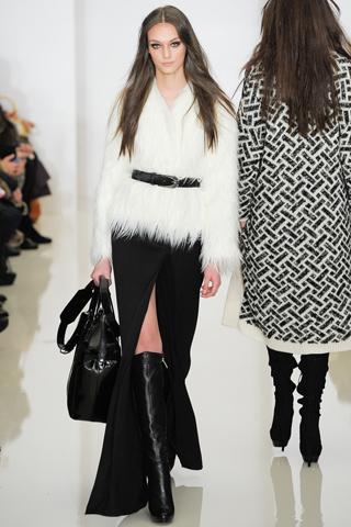 过膝长靴配高开衩裙 明星都在这样搭！